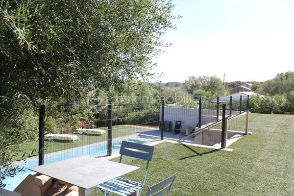 BAISSE DE PRIX 1.248.000 €  bâtisse rénovée en 2021 pour une activité de Chambres d'hôtes, tout en pierre, au sud de la Corse, elle dispose de 9 chambres. L'espace peut être scindé aisément en plusieurs logements. Toutes les pièces sont climatisées. Entrées indépendantes, nombreuses places de parking, 7 salles d'eau. Sur 2700 m² de terrain, entièrement clôturé et en dépit de la région réputée pour ses plages paradisiaques, vous pourrez nager et profiter toute l'année de la superbe PISCINE CHAUFFEE.
Les espaces extérieurs sont très bien entretenus, un poulailler est déjà équipé pour accueillir poules et œufs frais. Rien ne sert d'en parler, visitez sans plus tarder.