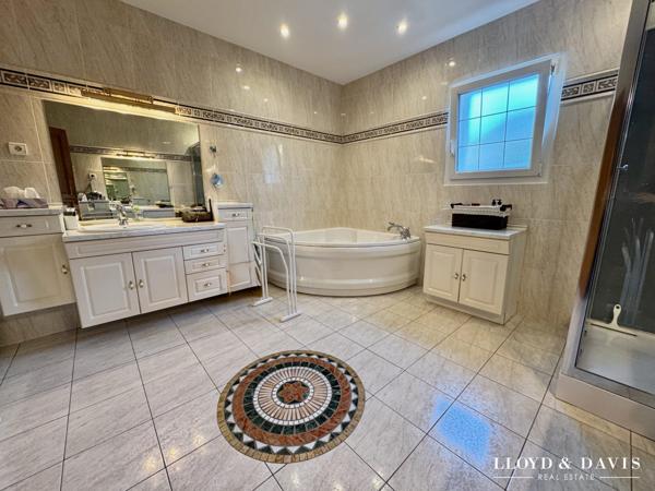 Villa familiale avec piscine & prestations premium Secteur Beauvallon