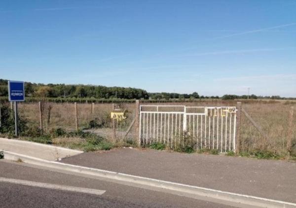 Terrain agricole avec dépôt bâti –