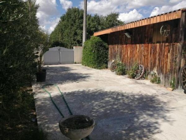 Terrain agricole avec dépôt bâti –