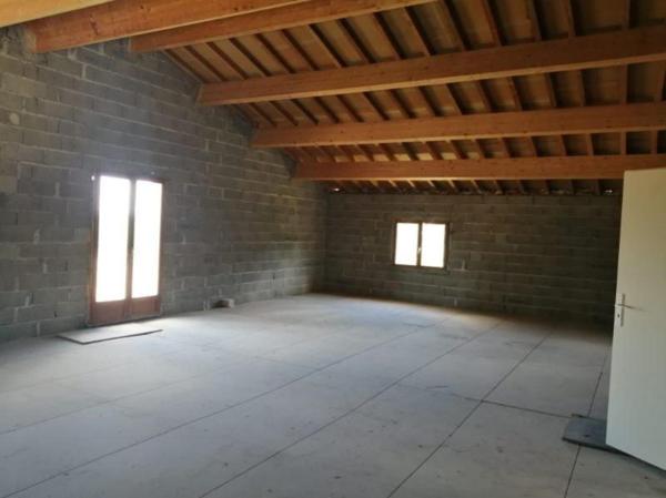 Terrain agricole avec dépôt bâti –