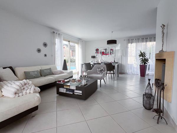 Maison à vendre - 6 pièces - 167 m² - Loire Authion- vie de plain pied avec piscine et jardin