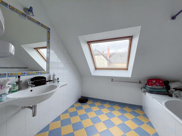 Maison à vendre - 6 pièces - 167 m² - Loire Authion- vie de plain pied avec piscine et jardin