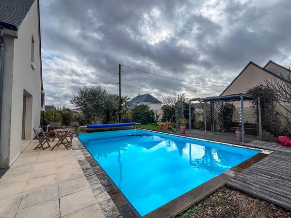 Maison à vendre - 6 pièces - 167 m² - Loire Authion- vie de plain pied avec piscine et jardin