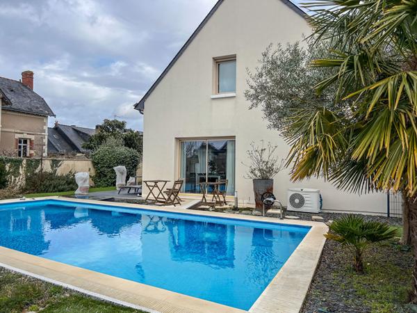 Maison à vendre - 6 pièces - 167 m² - Loire Authion- vie de plain pied avec piscine et jardin