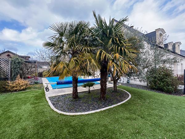 Maison à vendre - 6 pièces - 167 m² - Loire Authion- vie de plain pied avec piscine et jardin