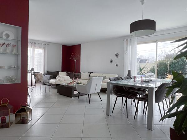 Maison à vendre - 6 pièces - 167 m² - Loire Authion- vie de plain pied avec piscine et jardin