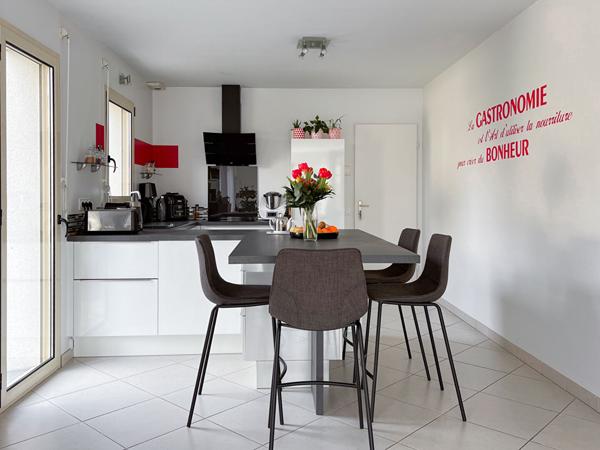 Maison à vendre - 6 pièces - 167 m² - Loire Authion- vie de plain pied avec piscine et jardin