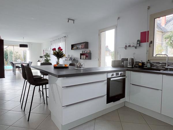 Maison à vendre - 6 pièces - 167 m² - Loire Authion- vie de plain pied avec piscine et jardin