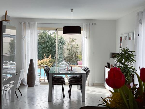 Maison à vendre - 6 pièces - 167 m² - Loire Authion- vie de plain pied avec piscine et jardin