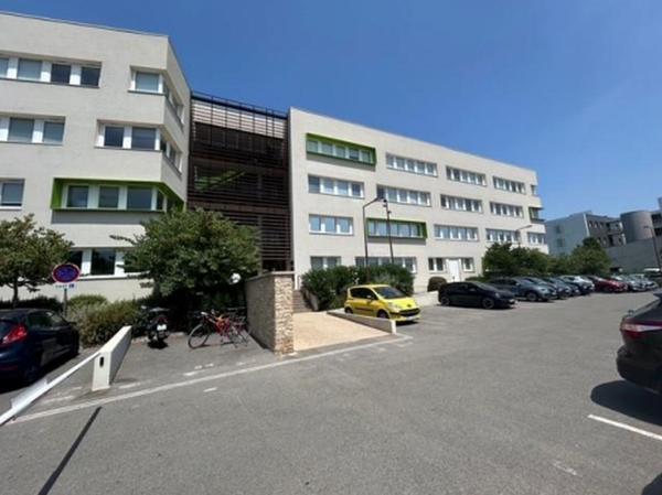 Bureaux à vendre ou à louer à Nîmes dans immeuble récent avec parking