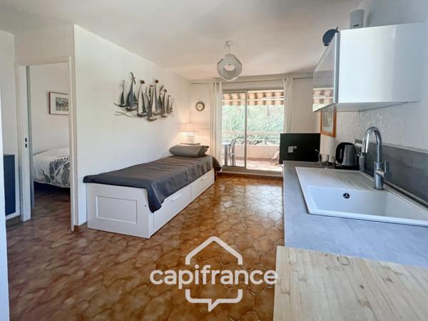 Dpt Var (83), à vendre appartement T2 au port - au clame - Terrasse couverte de 12m².