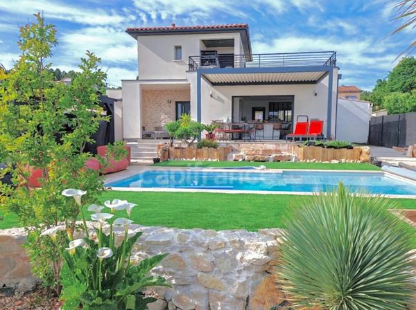 Dpt Gard (30), à vendre proche de UZES maison P5 de 123 m², piscine, panneaux solaire, gîte.