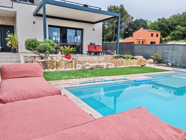 Dpt Gard (30), à vendre proche de UZES maison P5 de 123 m², piscine, panneaux solaire, gîte.