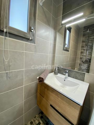 Dpt Gard (30), à vendre proche de UZES maison P5 de 123 m², piscine, panneaux solaire, gîte.