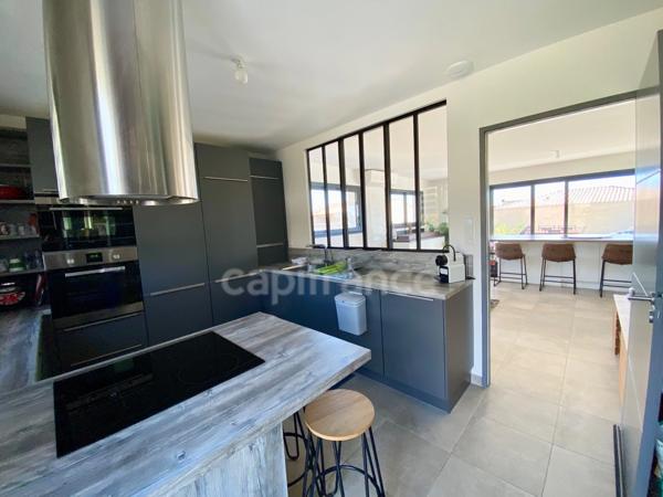 Dpt Gard (30), à vendre proche de UZES maison P5 de 123 m², piscine, panneaux solaire, gîte.