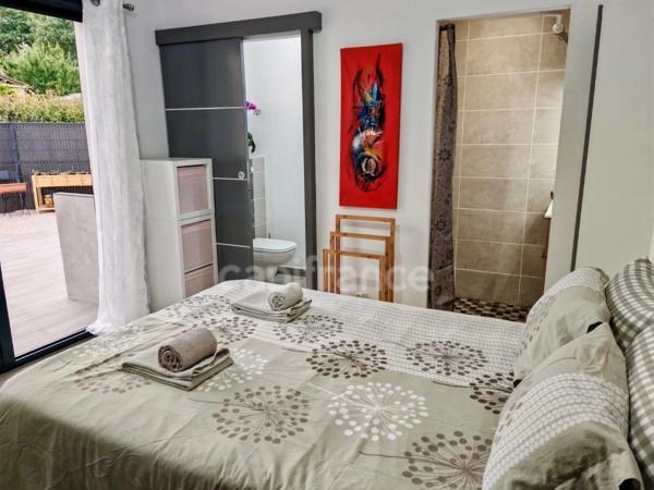 Dpt Gard (30), à vendre proche de UZES maison P5 de 123 m², piscine, panneaux solaire, gîte.