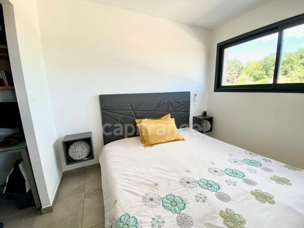 Dpt Gard (30), à vendre proche de UZES maison P5 de 123 m², piscine, panneaux solaire, gîte.