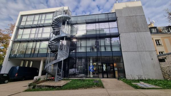 Bureaux à louer à Meudon au sein d'immeuble indépendant proche des transports