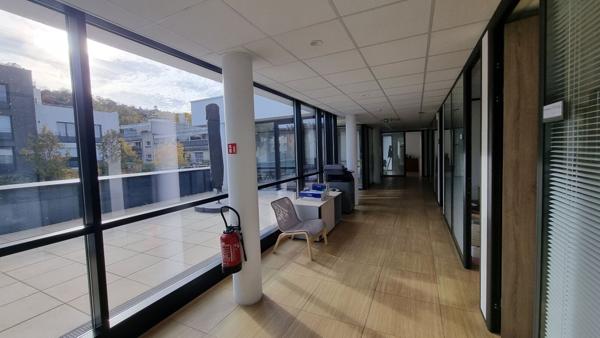 Bureaux à louer à Meudon au sein d'immeuble indépendant proche des transports