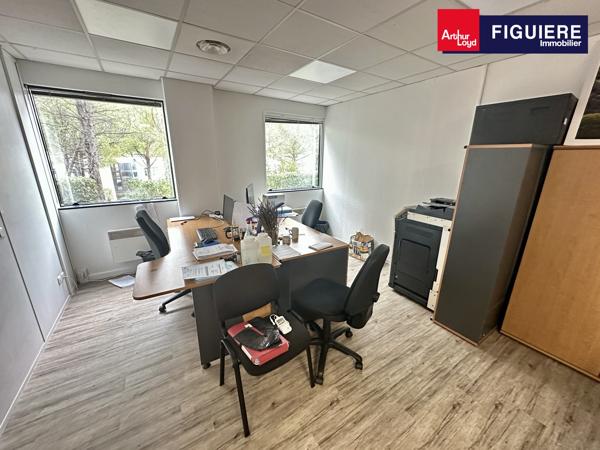 BUREAUX CLOISONNÉS EN RDJ AU SEIN D'UN PARC BOISÉ