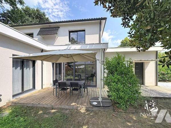 Dans un environnement résidentiel de Pessac, cette maison individuelle construite en 2021 offre...