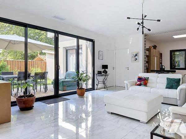 Dans un environnement résidentiel de Pessac, cette maison individuelle construite en 2021 offre...