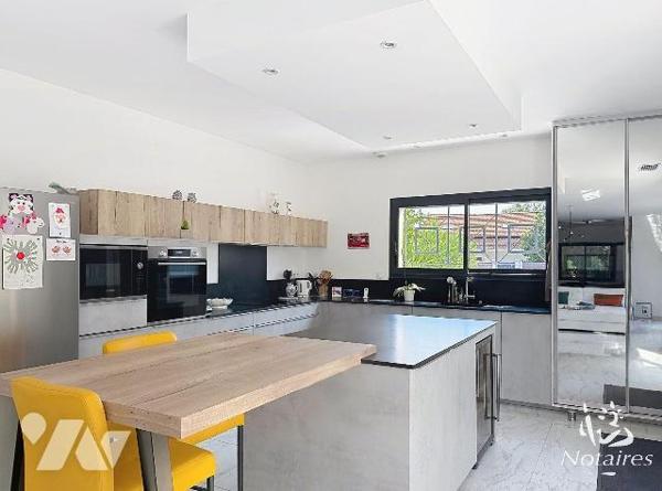 Dans un environnement résidentiel de Pessac, cette maison individuelle construite en 2021 offre...
