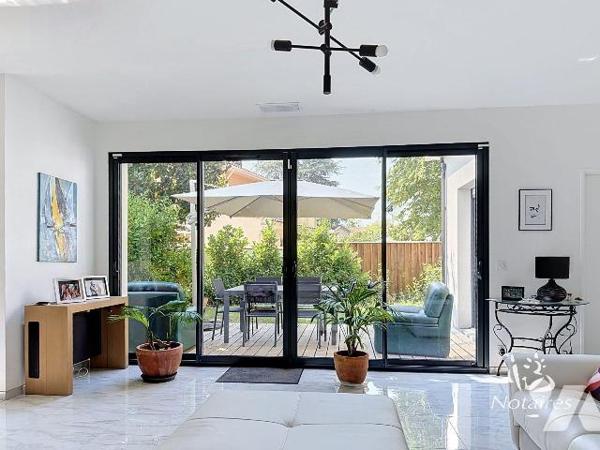 Dans un environnement résidentiel de Pessac, cette maison individuelle construite en 2021 offre...