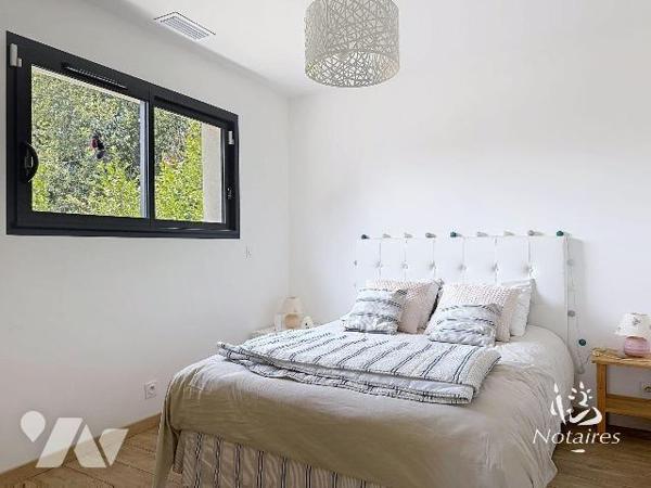 Dans un environnement résidentiel de Pessac, cette maison individuelle construite en 2021 offre...
