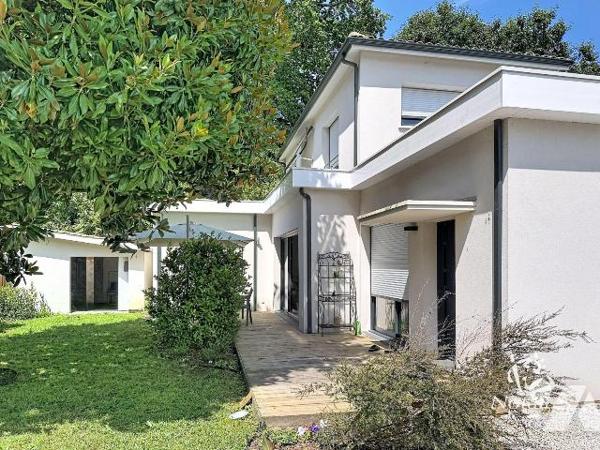 Dans un environnement résidentiel de Pessac, cette maison individuelle construite en 2021 offre...