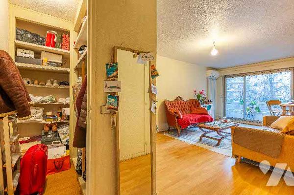 2pièces à rénover avec balcon et cave