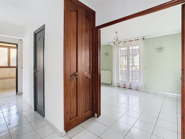 Maison divisée en 2 logements