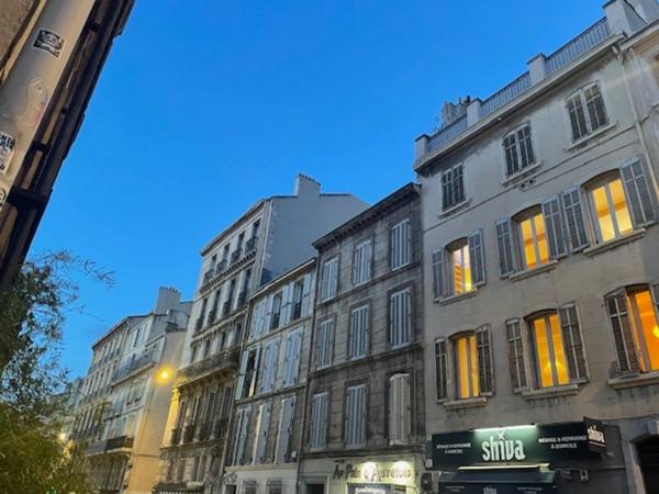A vendre MARSEILLE 6eme rue PARADIS Bureau ou Appartement 68m2 possibilité BOX