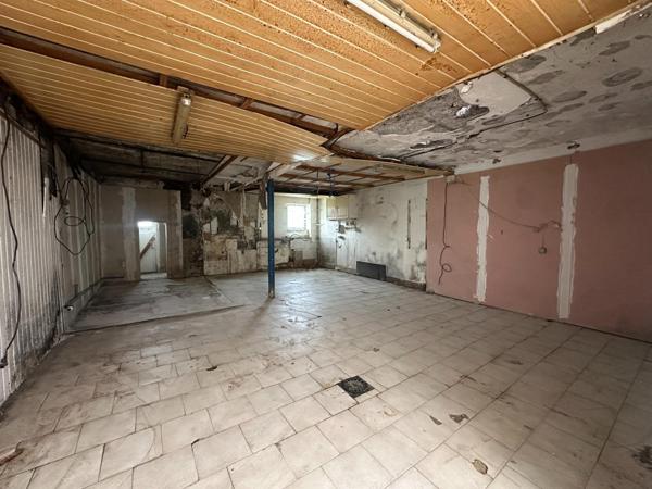 IMMEUBLE MIXTE COMPRENANT LOCAL COMMERCIAL + ANCIEN FOURNIL + APPARTEMENT + HANGAR + TERRAIN