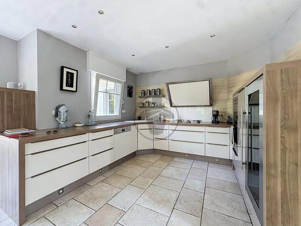 Vente                                                      Maison
                        
                     7 pièces                      208 m2                     à Morcourt