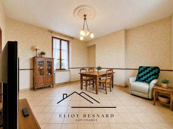 Maison de maître à rénover, 4 hectares, 1 dépendance, bordure de rivière