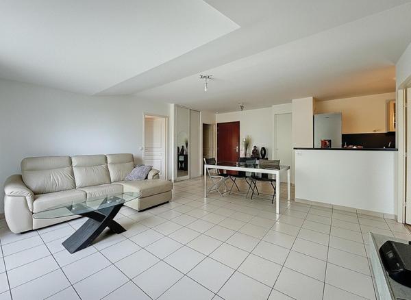 Grand 3 pièces lumineux avec parkings et dressing !