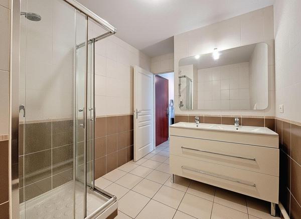 Grand 3 pièces lumineux avec parkings et dressing !