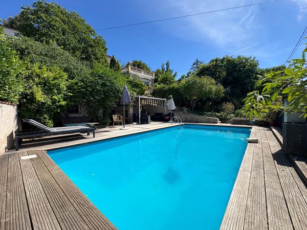 Hauteurs de Saint Loup 13010  Maison type 4 avec dépendances et piscine