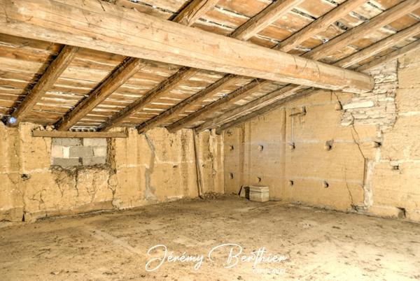 GENAY (69) - Grange de 140 m² - 4 pièces - 434 m² de terrain - Fort potentiel
