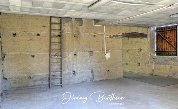 GENAY (69) - Grange de 140 m² - 4 pièces - 434 m² de terrain - Fort potentiel