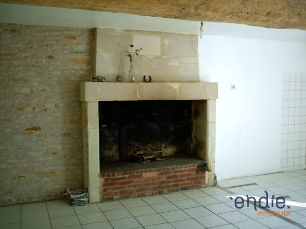 MAISON EN PIERRES DE PAYS AVEC QUATRE CHAMBRES ET JARDINET