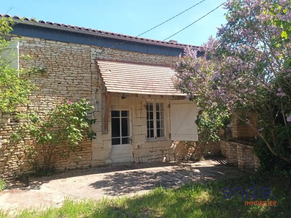 MAISON EN PIERRES DE PAYS AVEC QUATRE CHAMBRES ET JARDINET