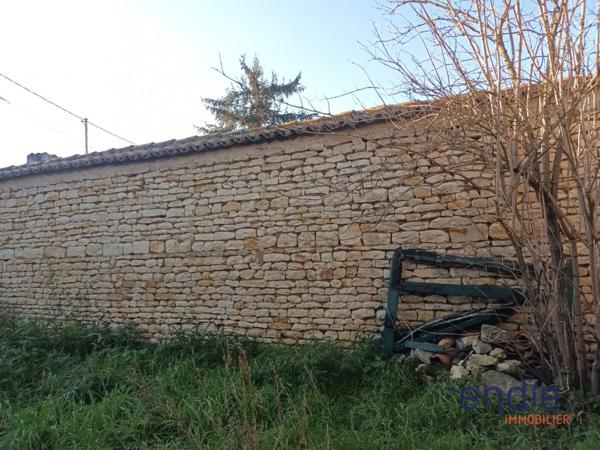 MAISON EN PIERRES DE PAYS AVEC QUATRE CHAMBRES ET JARDINET