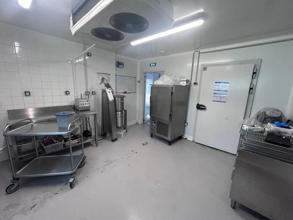 Proche de LILLE (59) - Local d'activité de 320 m2 avec 13 places de parking privatives