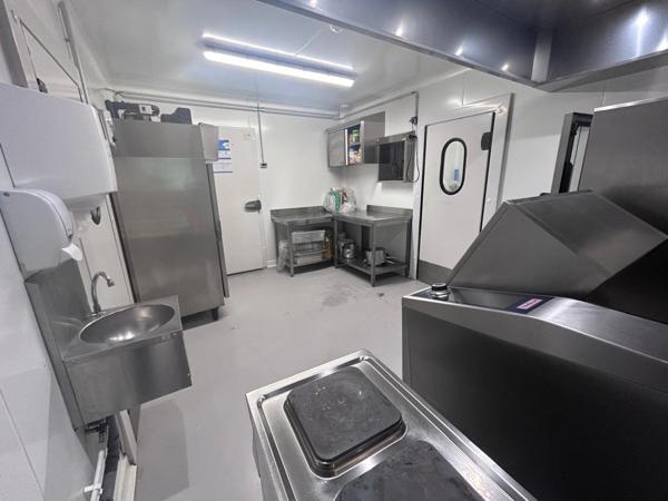 Proche de LILLE (59) - Local d'activité de 320 m2 avec 13 places de parking privatives