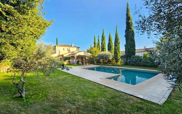 Maison à vendre    6 pièces •  Uzès