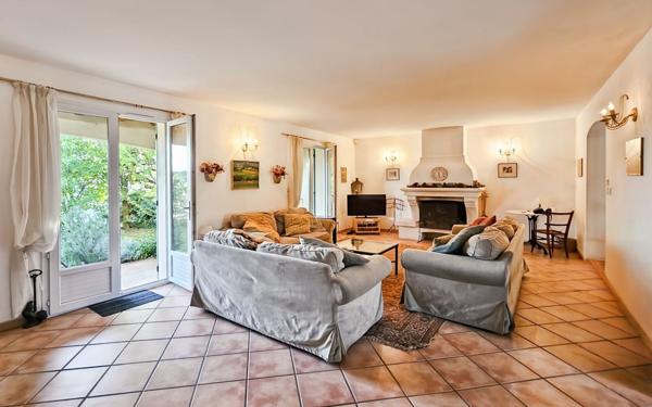 Maison à vendre    6 pièces •  Uzès