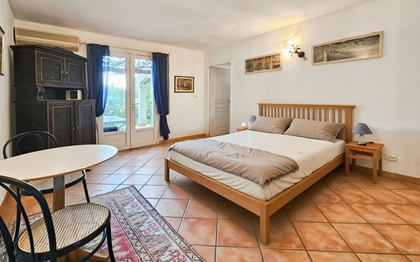 Maison à vendre    6 pièces •  Uzès